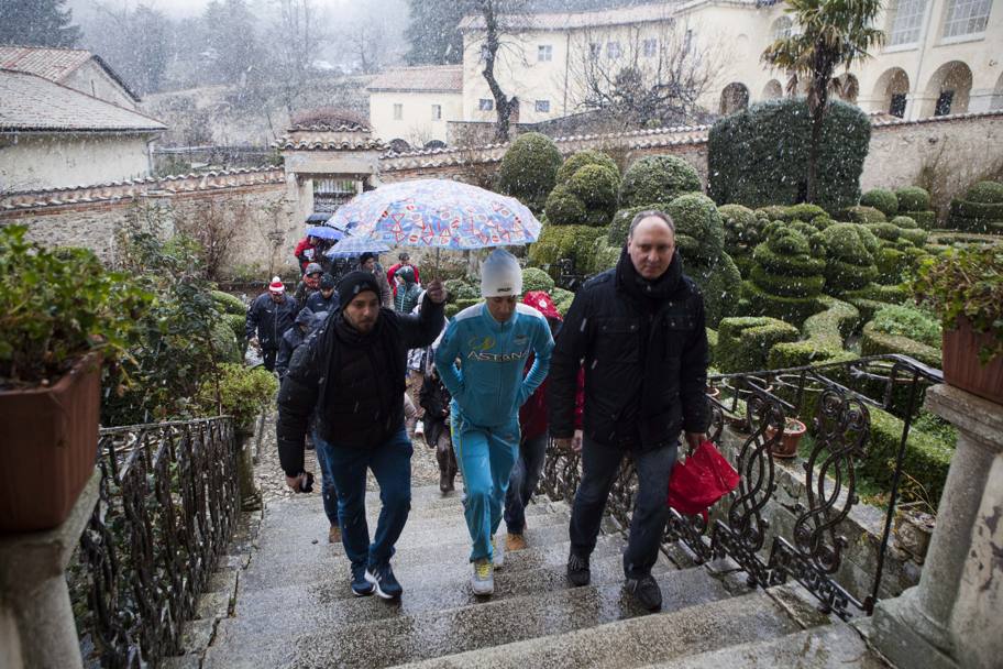 Vincenzo Nibali e Valerio Angoli sono stati accolti dalla neve alla certosa di Trisulti in provincia di Frosinone per la raccolta fondi per la sistemazione del monastero. Fotoservizio Davide Giannetti 
